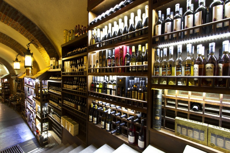 ecommerce-FIGANIERES-min_world_street_travel_shop_canon_georgia_wine_bottles-429767